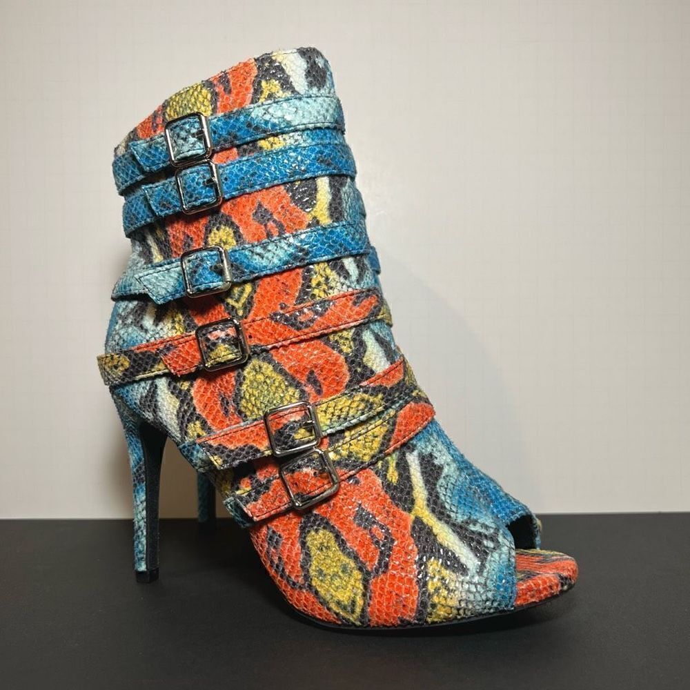 Womens HOT TOMATO Bold Buckles Snake Print Side Zip OpenβToe Heels / Size 9